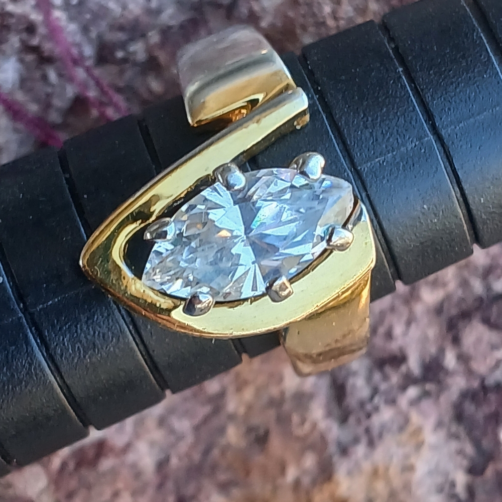 Elegant Gold and Silver Women's Ring, with eartrings.
